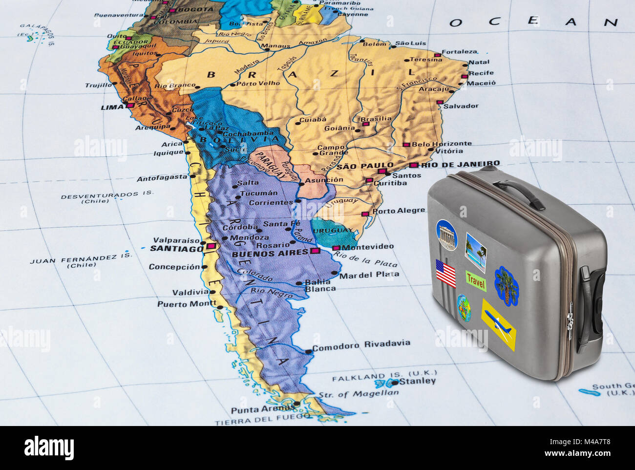 Mappa di Brasile e una custodia da viaggio con adesivi (le mie foto) Foto Stock