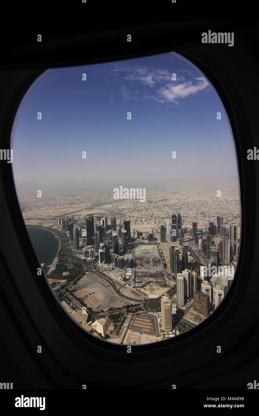 Una foto di Doha, in Qatar da un aeroplano finestra Foto Stock