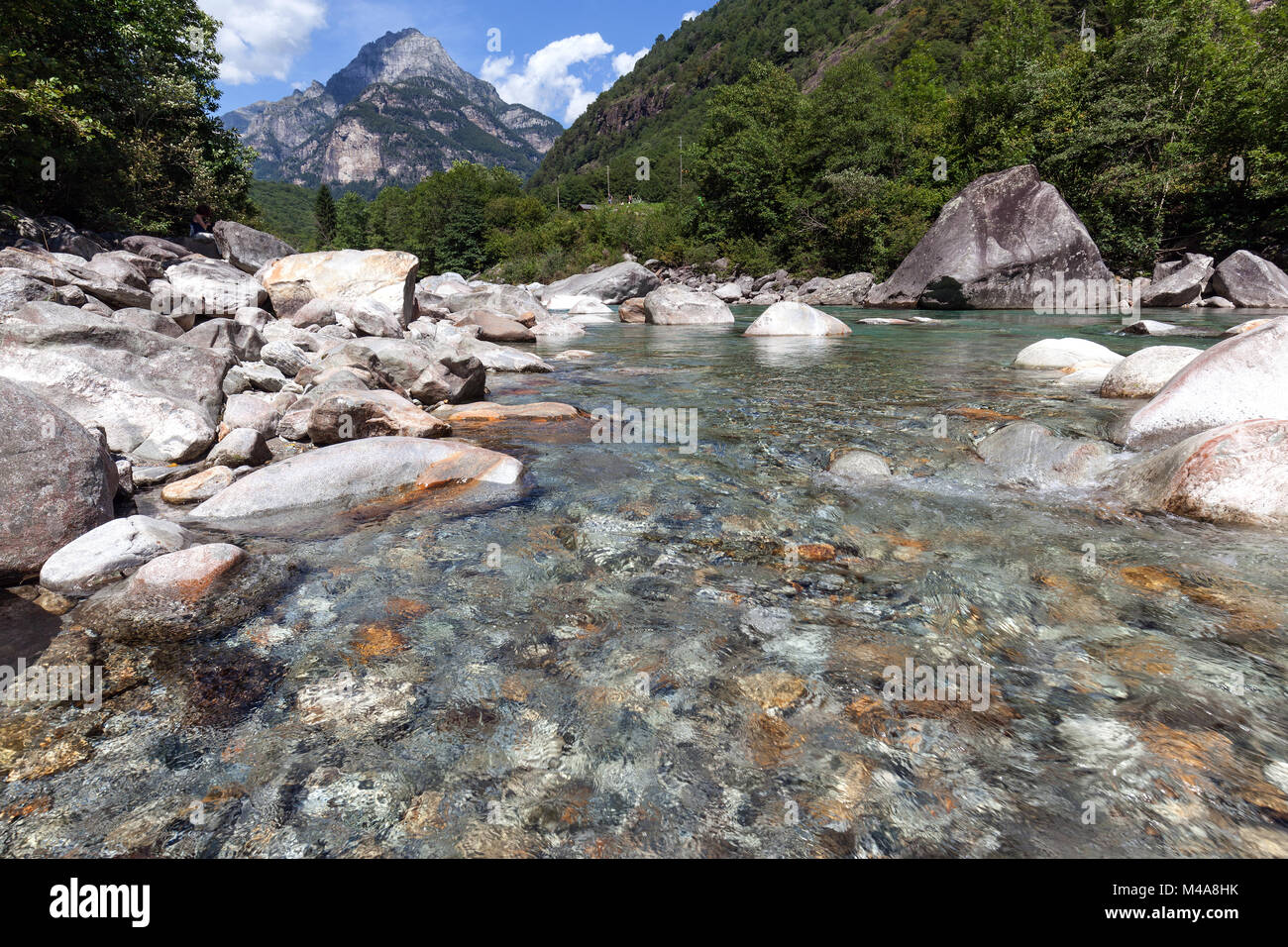 Grandi pietre nel fiume Verzasca tra Lavertezzo e Brione,Valle Verzasca,Valle Verzasca,Canton Ticino, Svizzera Foto Stock