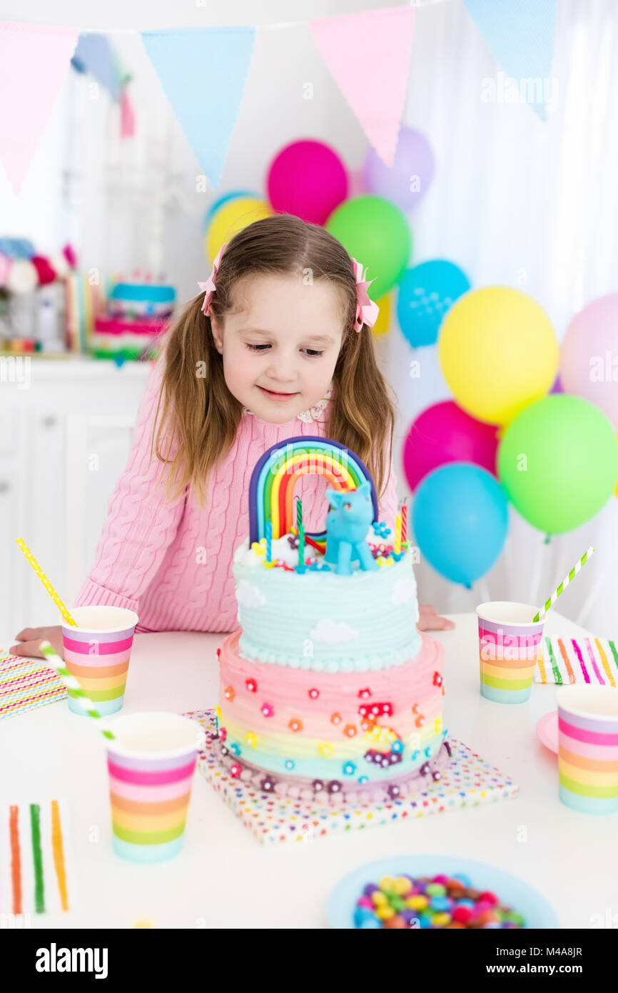 Torta Di Compleanno Per Bambini Rosa Pastello Con Decorazioni