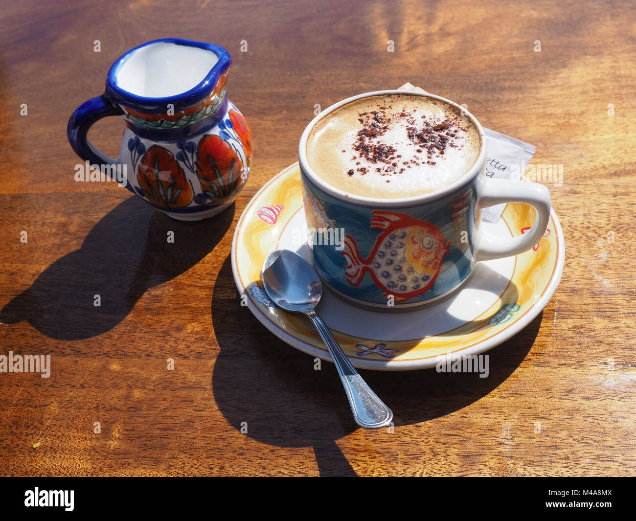 Tipicamente ceramica dipinta in un café,Sant'Angelo,Ischia,Calabria,Italia Foto Stock