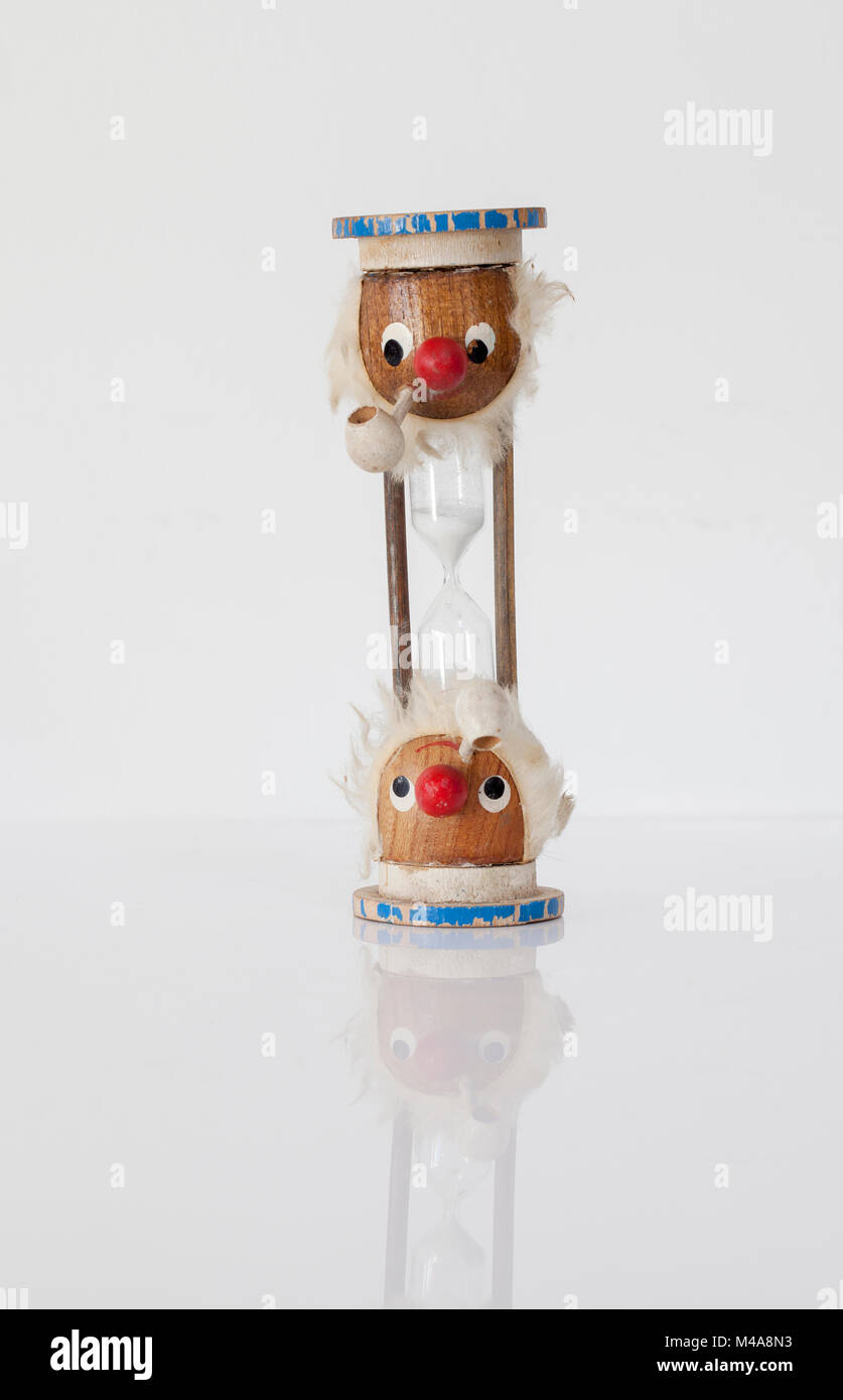 Vintage Hour Glass Cucina Timer uovo con il vecchio cane mare figura di fumare un tubo Foto Stock
