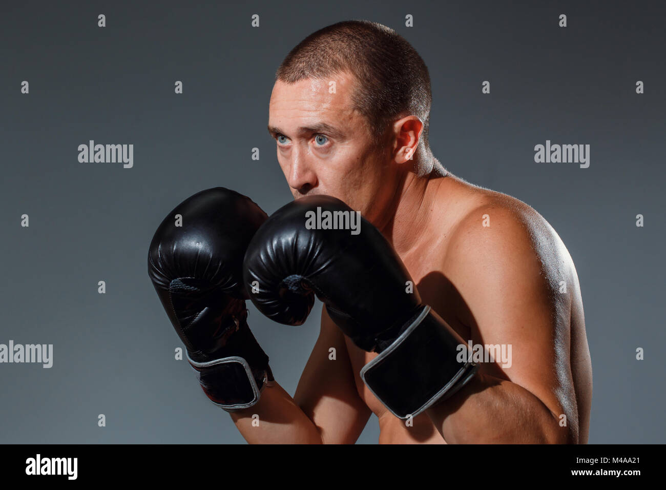 Sportivo muay thai boxer combattimenti nella gabbia di inscatolamento. Sport concept. Foto Stock