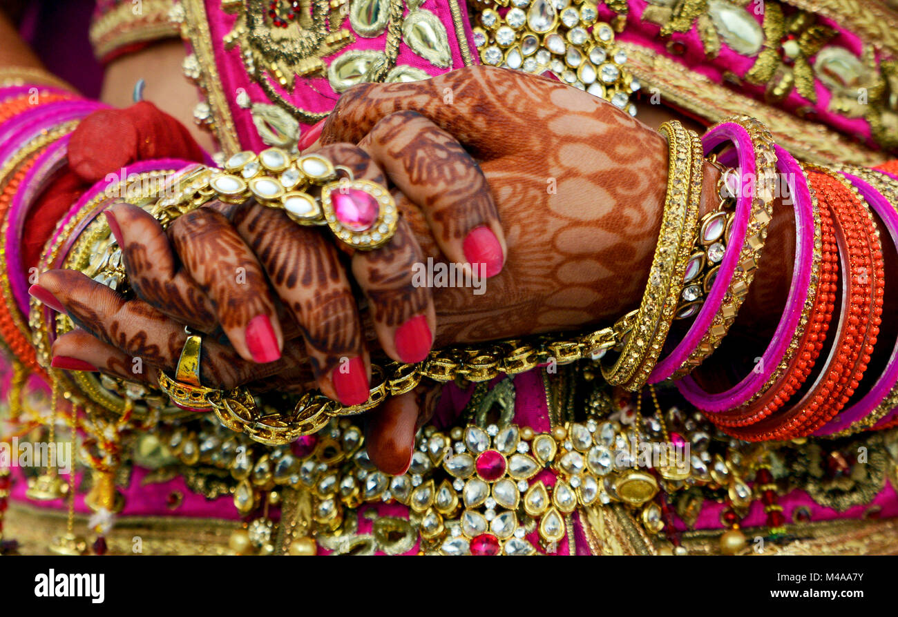 Splendidamente decorate sposa indiano mani Foto Stock