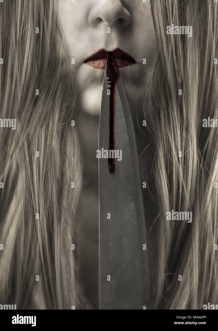 Capelli lunghi donna con lama di coltello sangue stillicidio sulle labbra Foto Stock