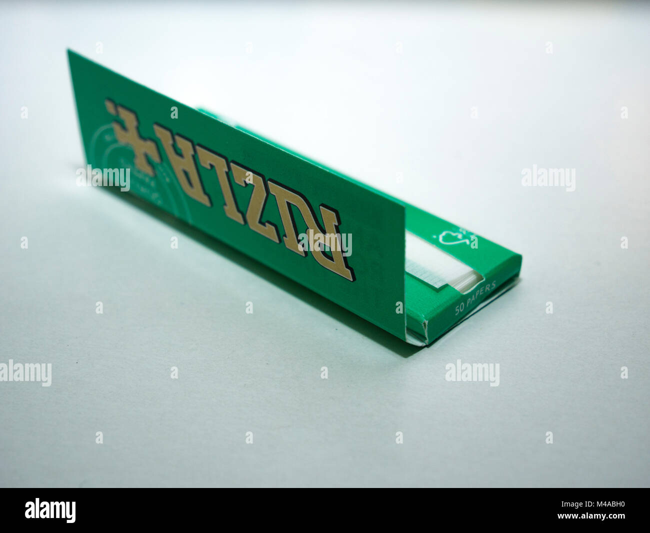 Cigarette papers immagini e fotografie stock ad alta risoluzione - Alamy