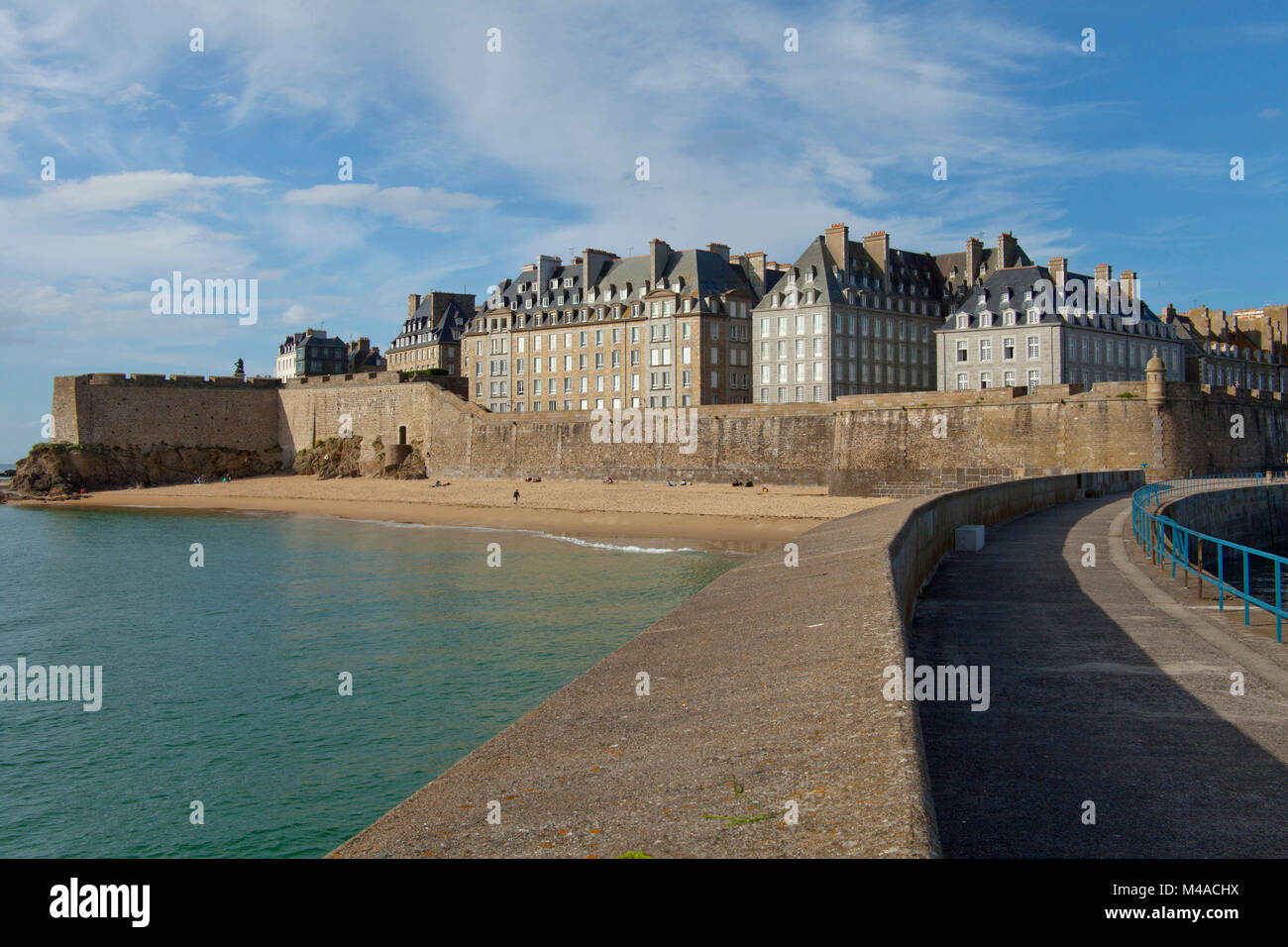 Saint-Malo (Bretagna, a nord-ovest della Francia): la città vecchia e i bastioni della città conosciuta come la Città Corsair, visto dalla diga di "Mole des Noi Foto Stock