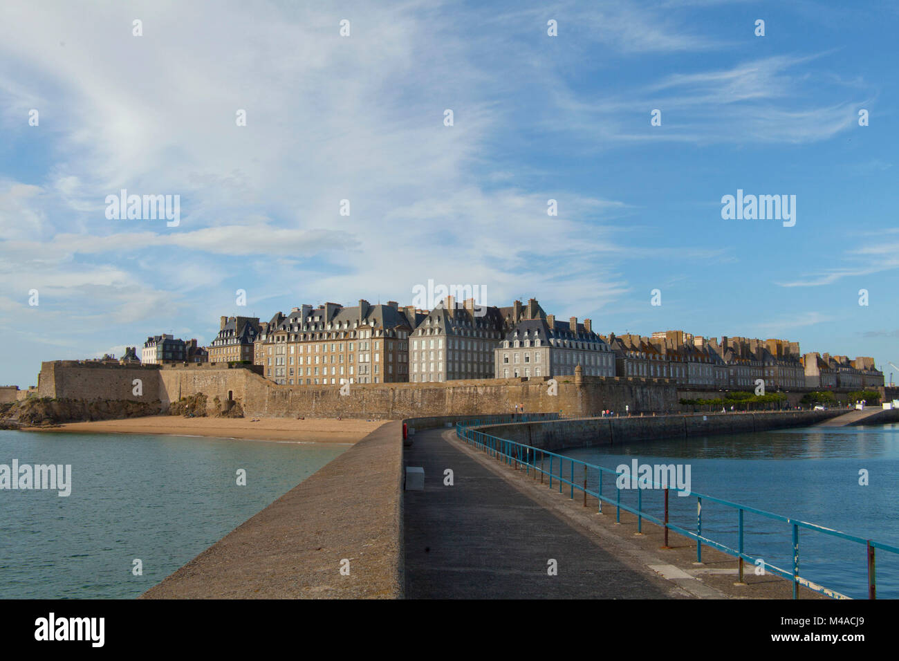 Saint-Malo (Bretagna, a nord-ovest della Francia): la città vecchia e i bastioni della città conosciuta come la Città Corsair, visto dalla diga di "Mole des Noi Foto Stock