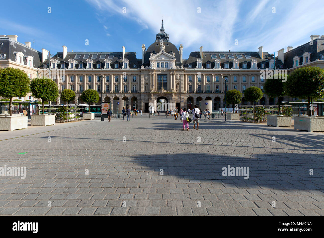 Rennes (Bretagna, a nord-ovest della Francia): "place de la Republique" square e dal Palais du Commerce", un edificio che ospita il post office ("La Poste"). (N Foto Stock