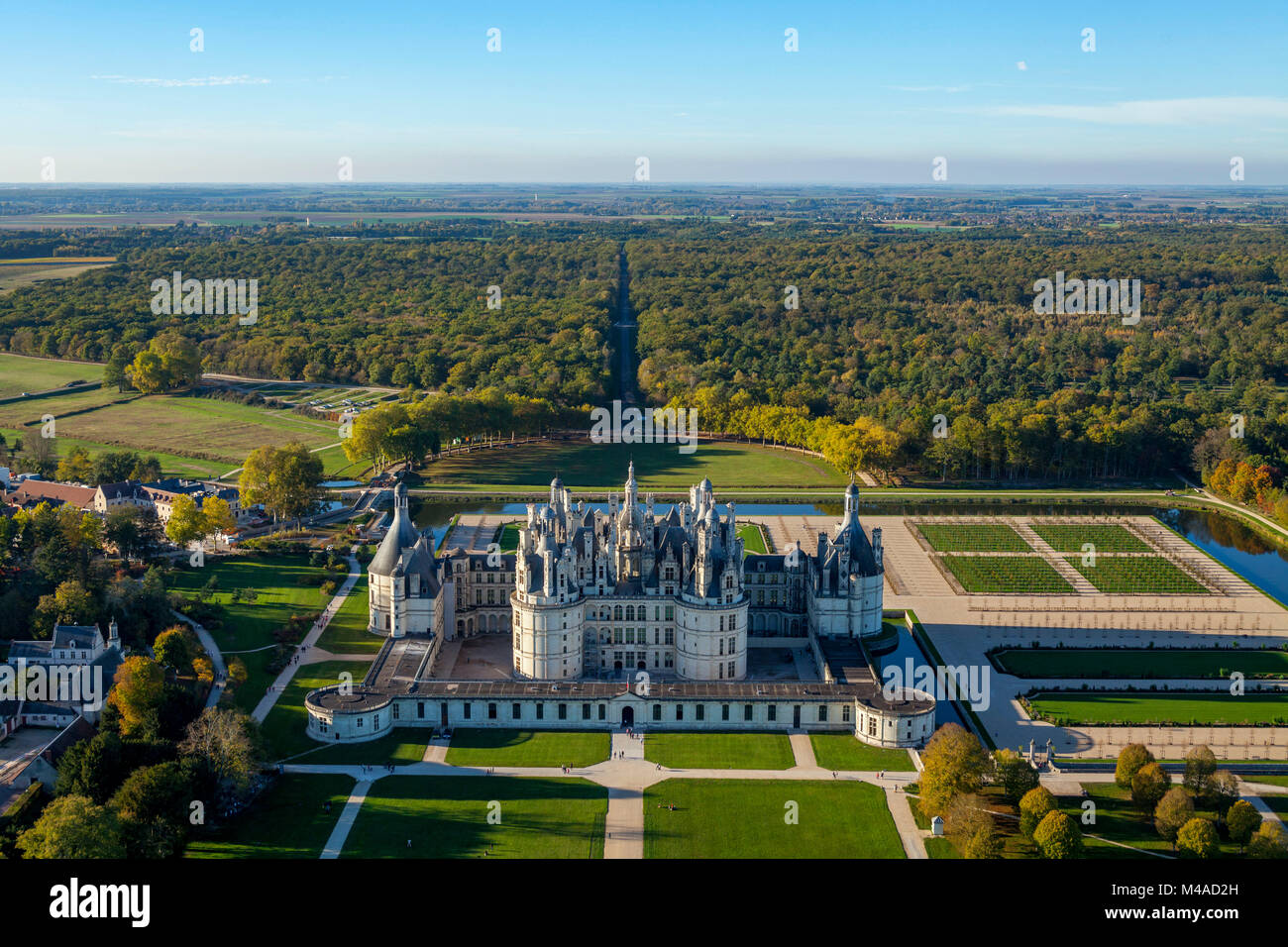 Vista aerea del Chateau de Chambord, uno stile rinascimentale castello registrato come sito del Patrimonio Mondiale dell'UNESCO e una pietra miliare storica nazionale (francese Ò Foto Stock