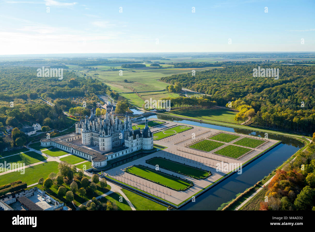 Vista aerea del Chateau de Chambord, uno stile rinascimentale castello registrato come sito del Patrimonio Mondiale dell'UNESCO e una pietra miliare storica nazionale (francese Ò Foto Stock