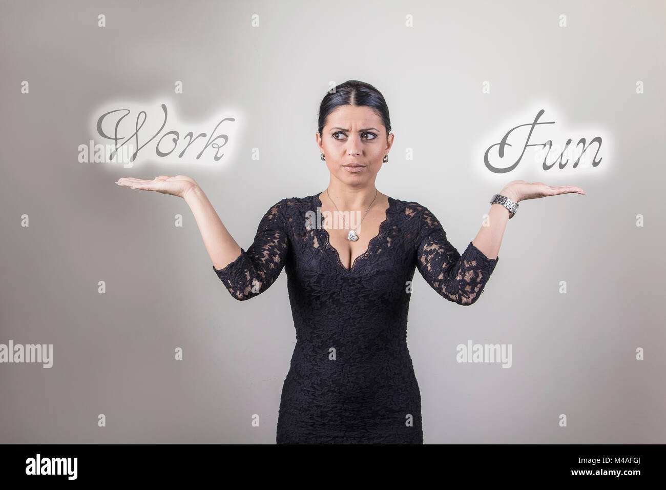 Scelta tra divertimento e lavoro Foto Stock