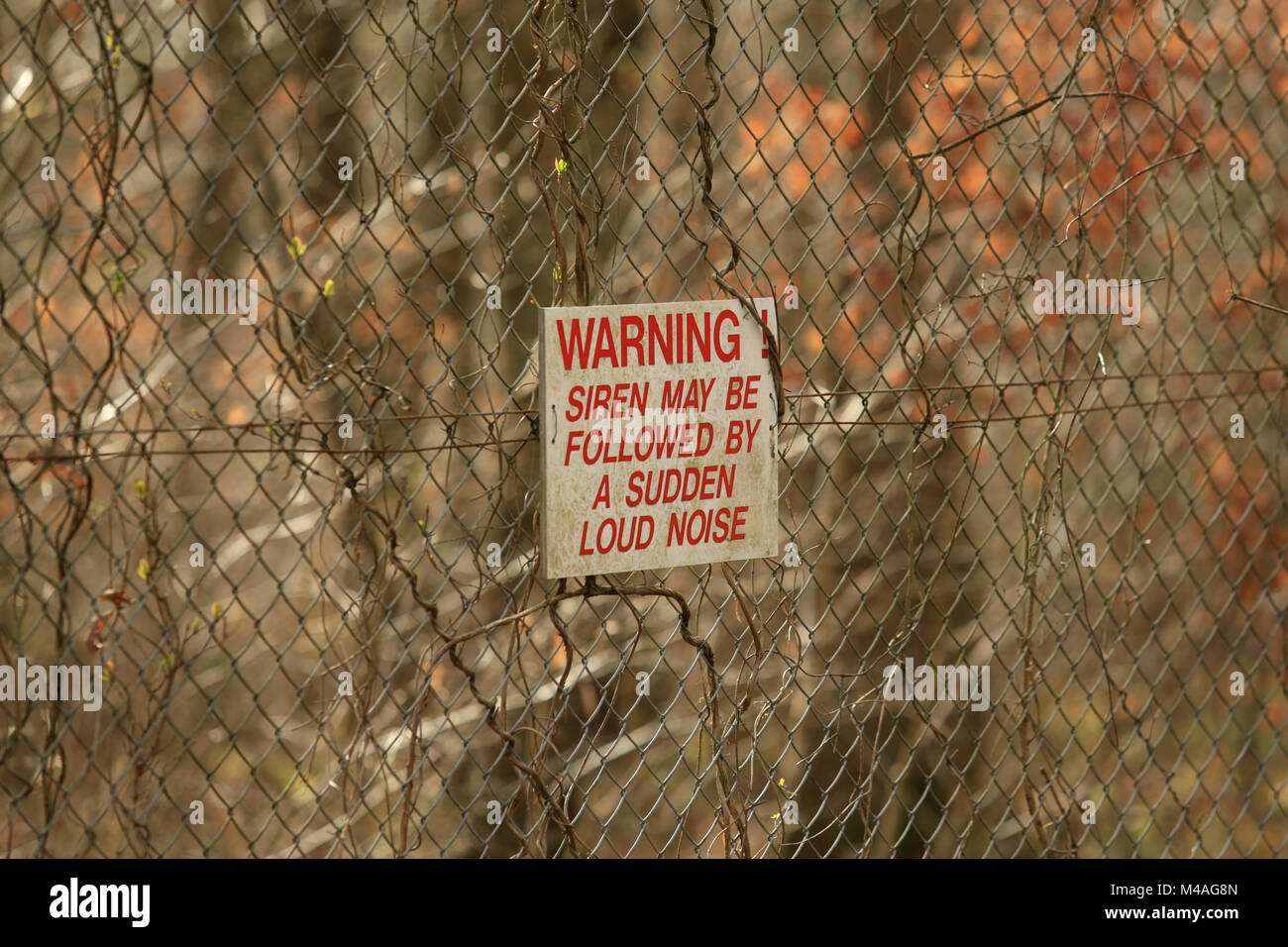 Segno sul recinto di segnalazione di un eventuale improvviso rumore forte. Foto Stock