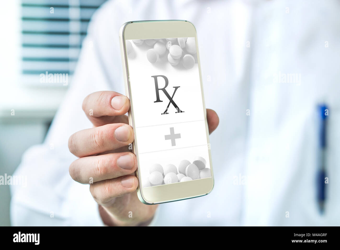 La prescrizione elettronica. Mobile E-prescrizione app. Medico dando elenco di medicina al paziente. Il farmacista tenendo lo smartphone. Foto Stock