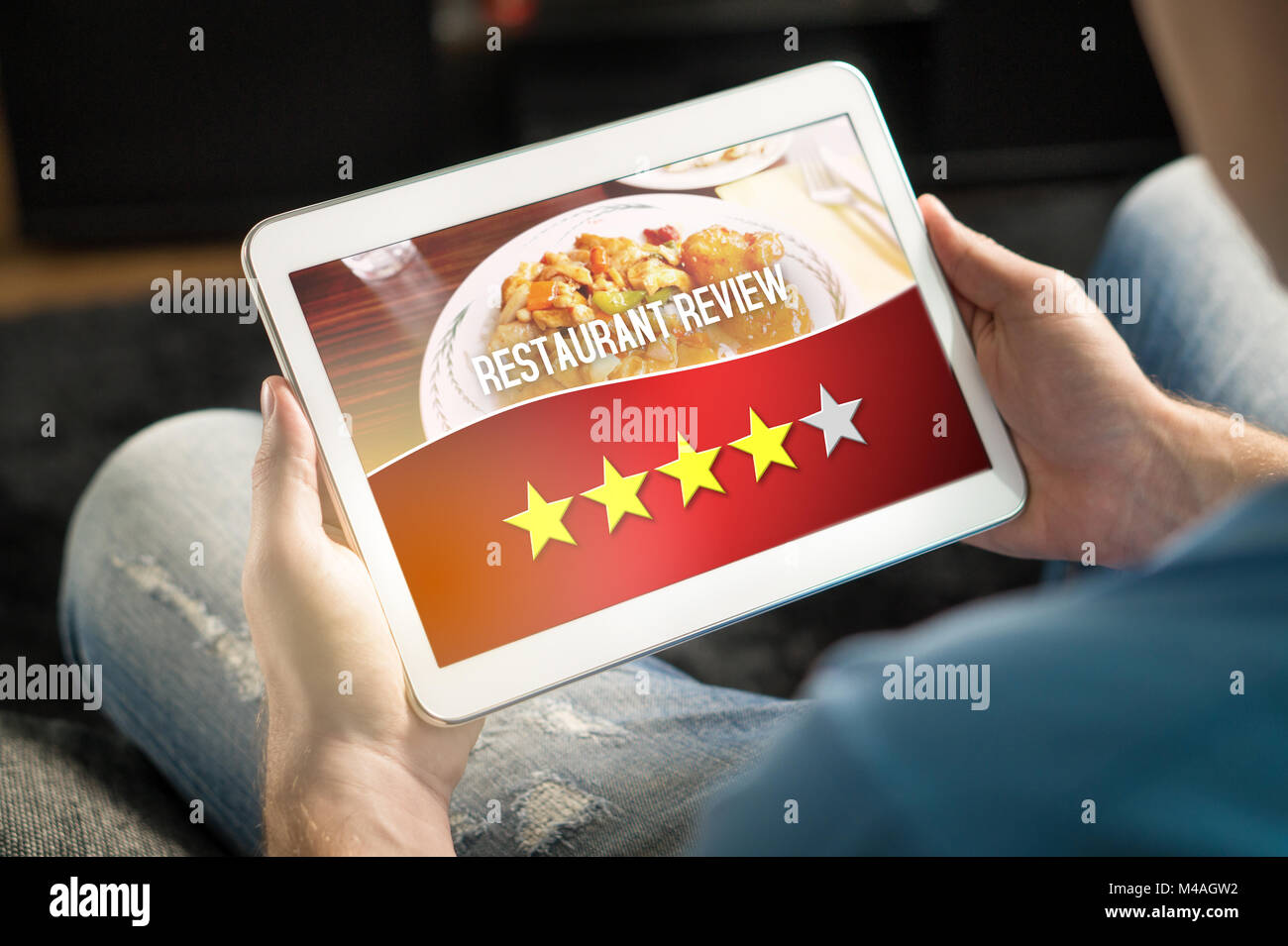 Buona recensione del ristorante. Soddisfatti e felici cliente dando grande nominale con tavoletta su un immaginario critica, il sito di applicazione o sito web. Foto Stock