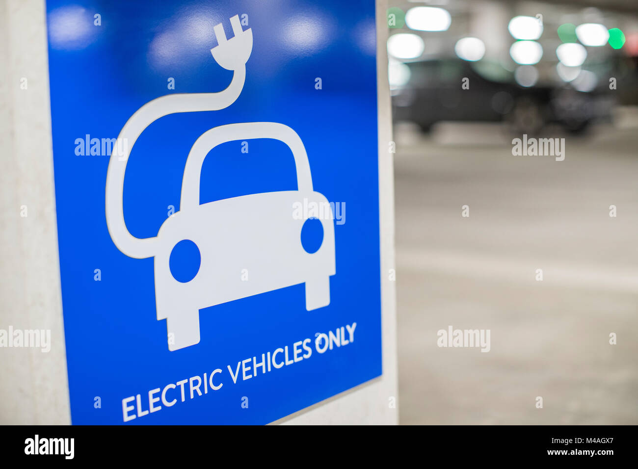 Segno per auto elettrica Punto di carica nel Parcheggio Auto Foto Stock