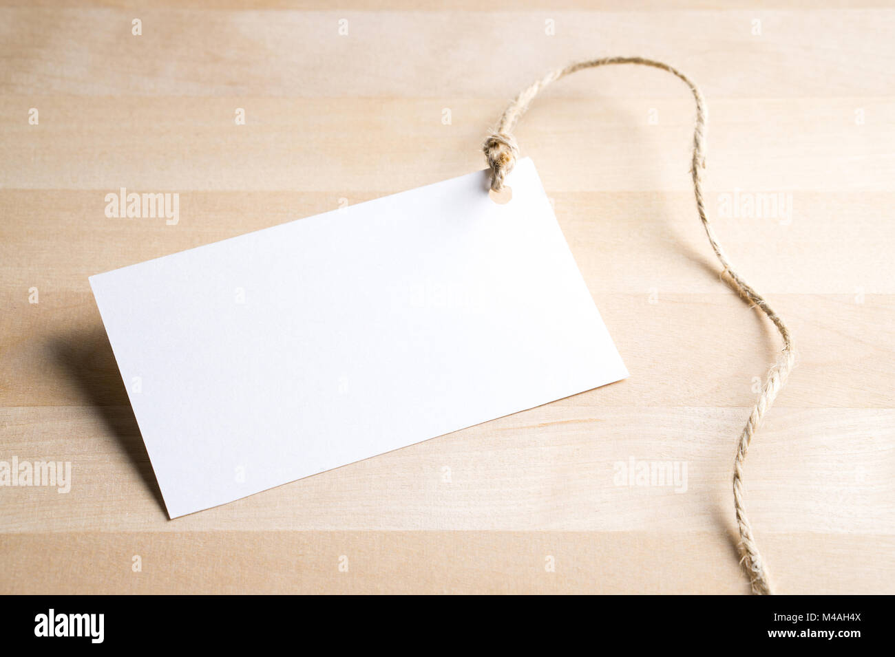 Prezzo di etichetta sul tavolo di legno. Regalo di compleanno o regalo di Natale di etichetta di carta. Vuoto vuoto copia negativo dello spazio. Foto Stock