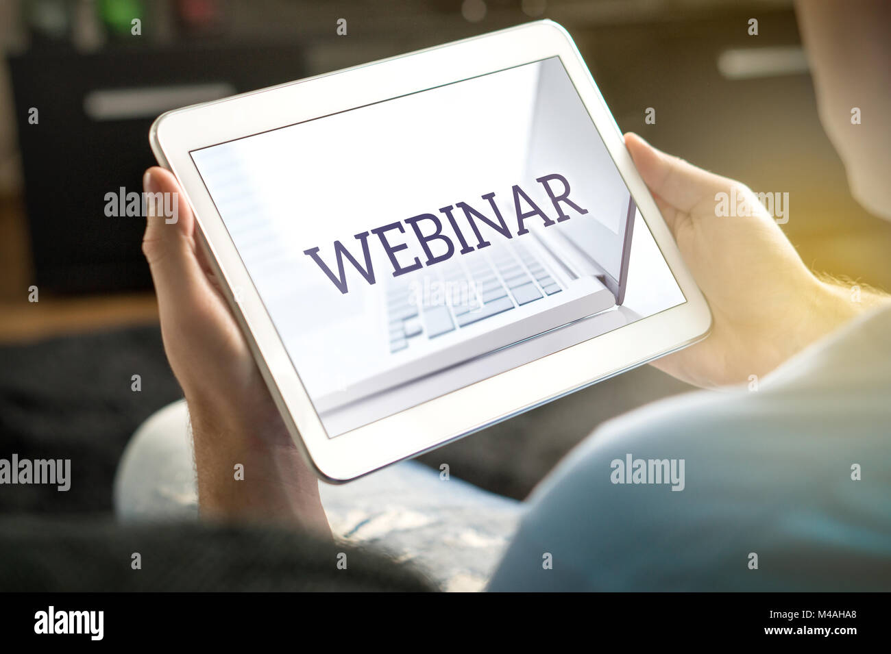 Webinar su tablet schermo. Uomo con smart dispositivo mobile e che partecipa a un seminario web. Foto Stock