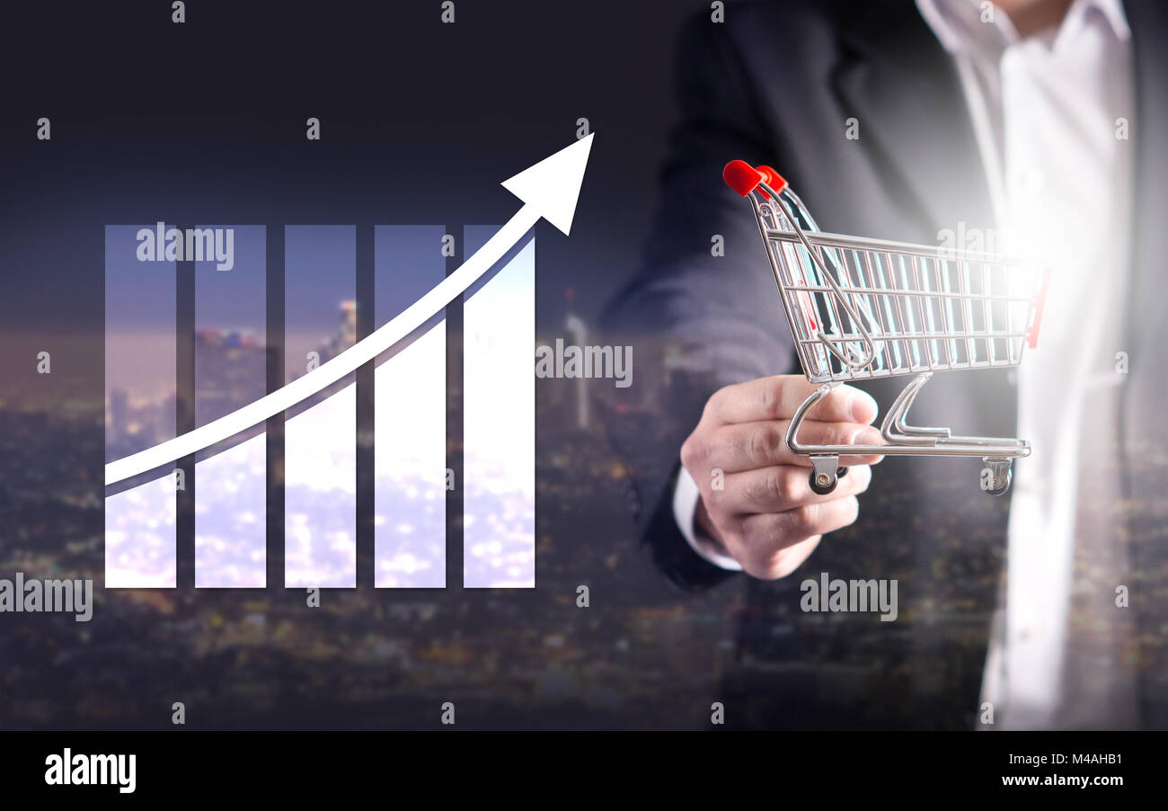 Statistiche, analisi e report finanziari. Il successo e la crescita del concetto. Grafico in crescita. Business man holding miniatura shopping cart. Doppia esposizione. Foto Stock