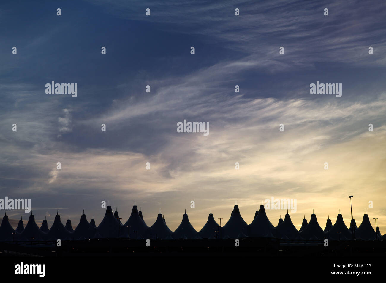 Aeroporto Internazionale di Denver durante il tramonto Foto Stock