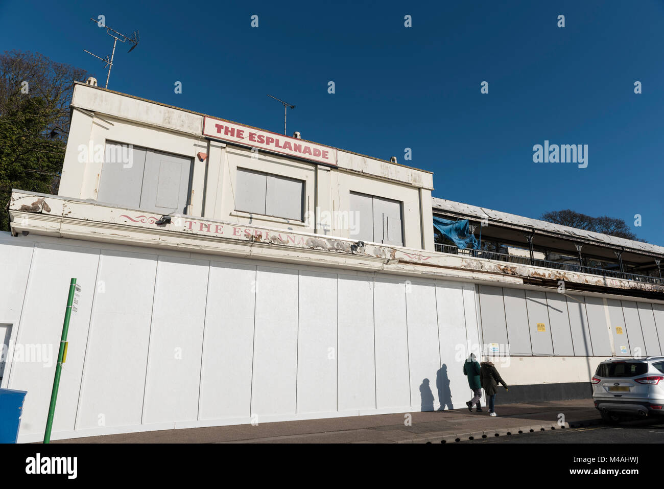 La Esplanade public house, avviso di chiusura per la riconversione. Foto Stock