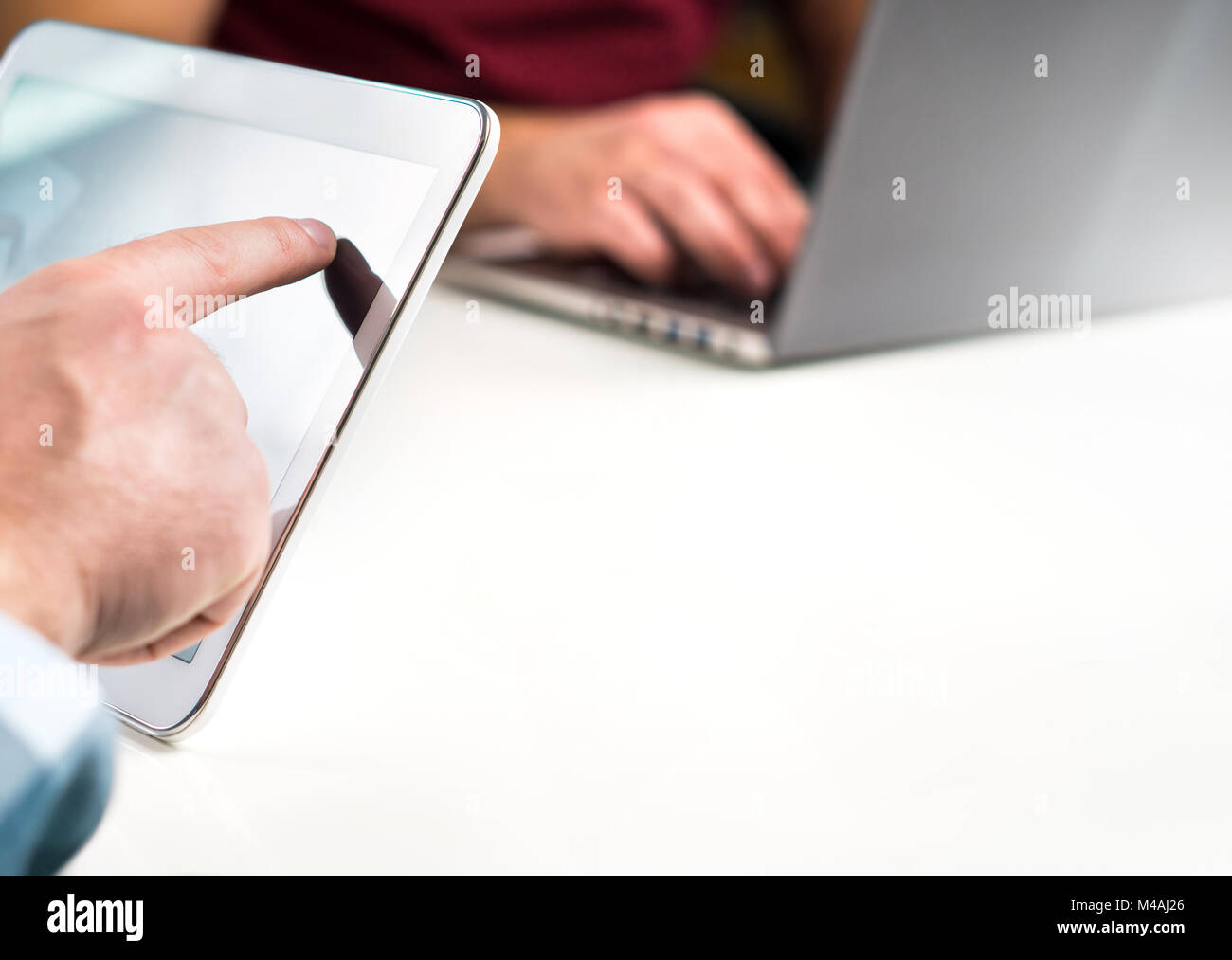 La gente di affari di lavorare insieme in un ufficio moderno e di riunione. Vuoto negativo vuota copia dello spazio per il contenuto. La condivisione di idee e lavoro di squadra. Foto Stock