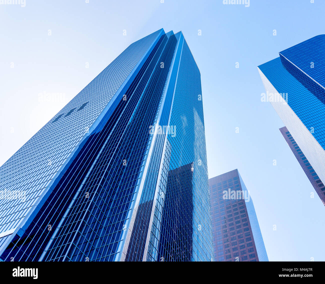 Alti edifici adibiti ad uffici vista dal basso sul suolo. Alta grattacieli in una città. Foto Stock