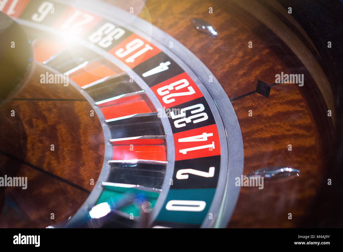 Roulette di lusso in un casinò con luce brillante flare. Foto Stock