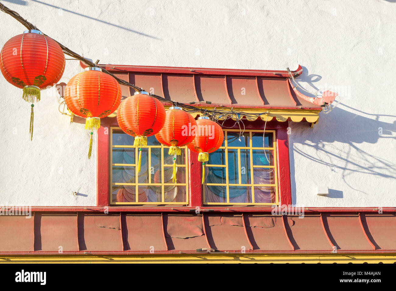 Cinese tradizionale finestra e lanterne in Chinatown in un vecchio edificio. Foto Stock