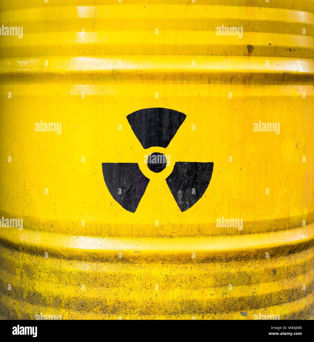 Segno radioattivi, icona e simbolo su giallo rifiuti nucleari canna. Foto Stock