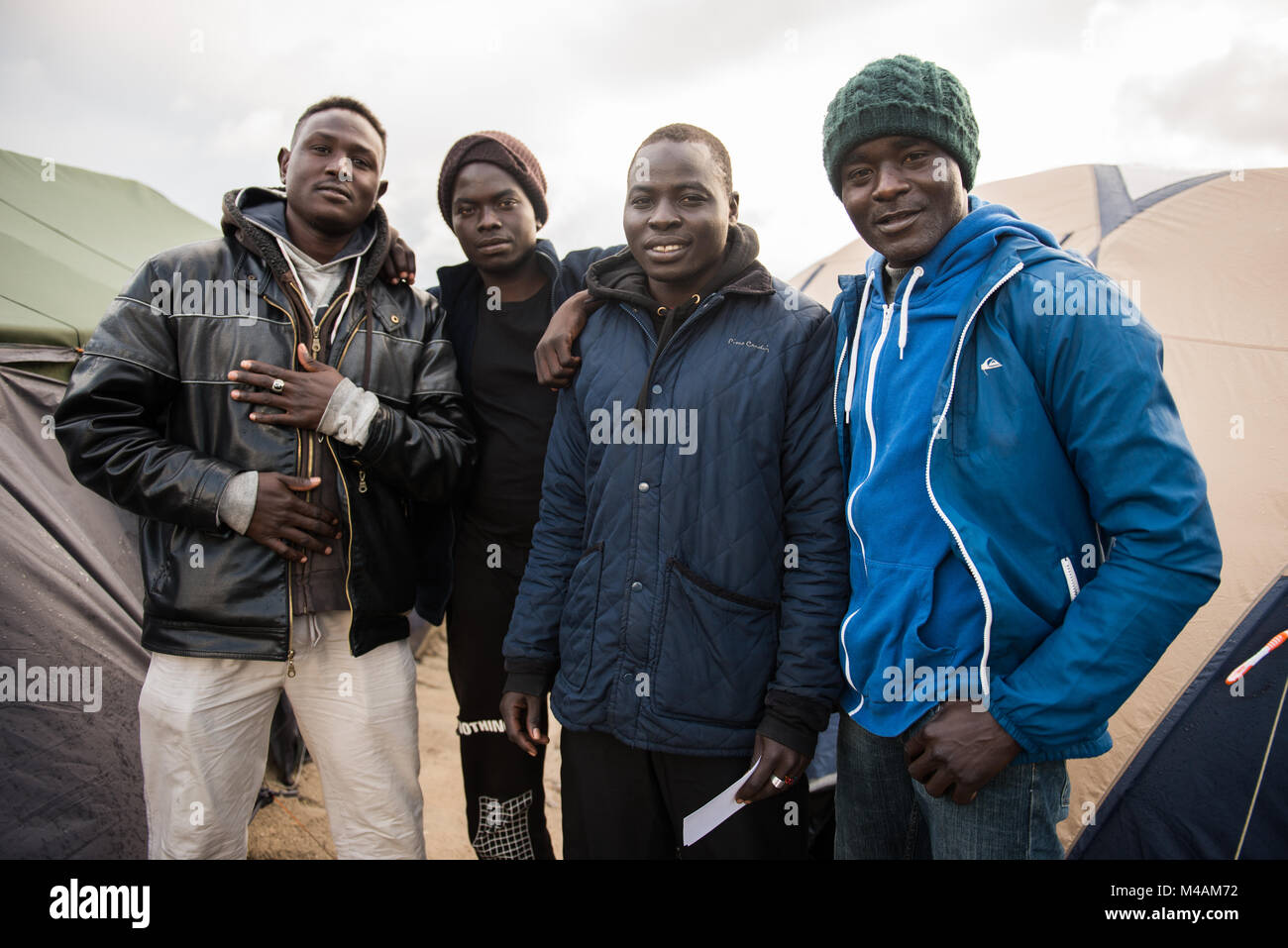 Un gruppo di immigrati africani nella giungla di Calais, Francia pochi giorni prima del loro smantellamento. Foto Stock