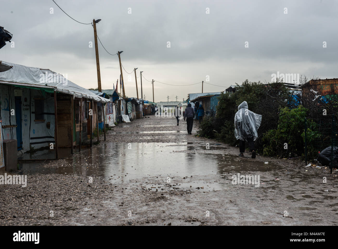 'Streets' di Calais rifugiato & inmigrant camp cosiddetta giungla dopo due giorni di pioggia intensa. Piscine di fango e sono in tutto il luogo. Foto Stock