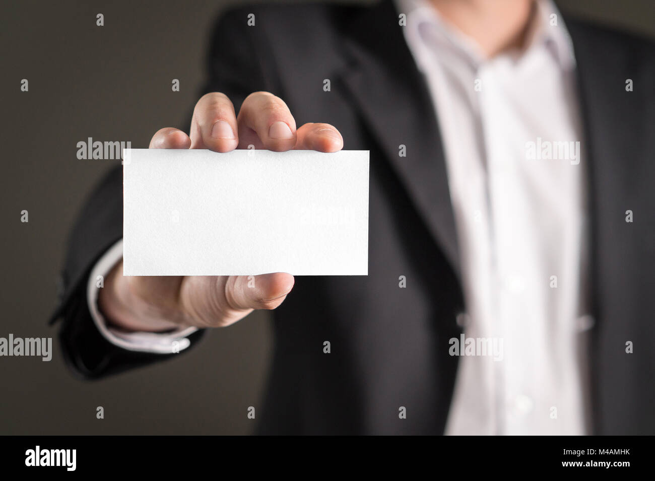 Business man tenuta bianca vuota business card. Foto Stock