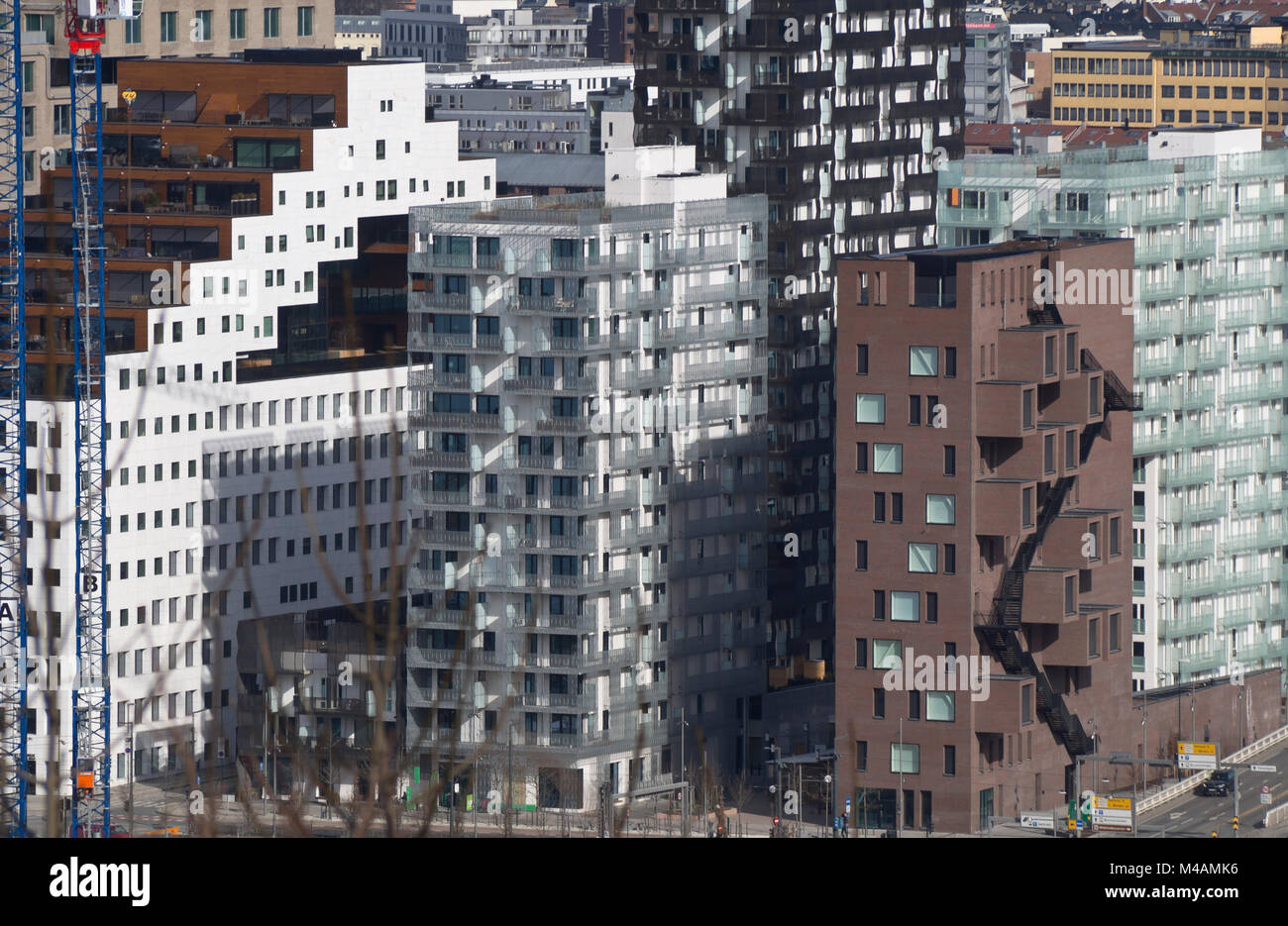 Moderna architettura norvegese nel continuo sviluppo di area del codice a barre in Bjørvika, il centro cittadino di Oslo Norvegia,diversi stili completandosi reciprocamente Foto Stock