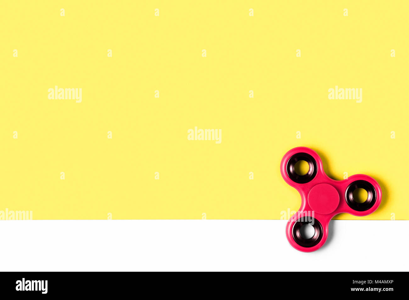 Agitano: spinner modello di sfondo con copia spazio. Bambini popolari stress e ansia giocattolo di sfiato nell'angolo in basso a destra. Foto Stock