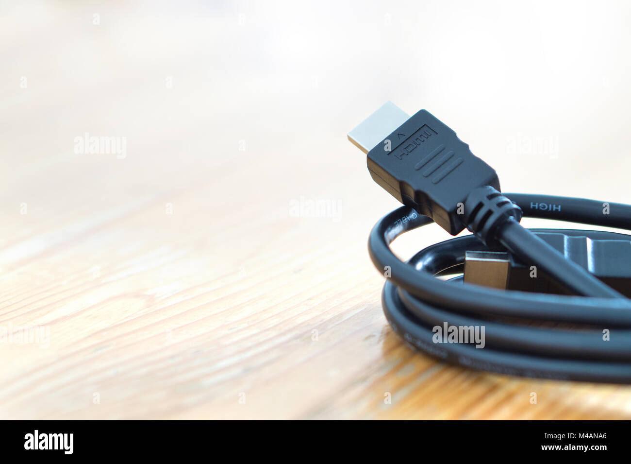 Cavo HDMI sul tavolo di legno a casa. Copia dello spazio. Foto Stock