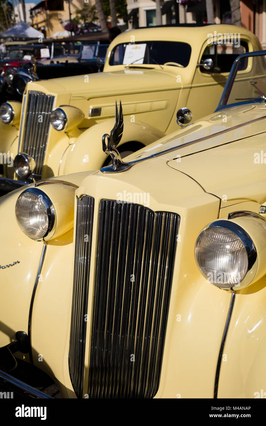 Un 1936 Packard 120B Coupé e 1939 Packard 'Darrin' sul display all 'automobili su 5th' autoshow, Naples, Florida, Stati Uniti d'America Foto Stock