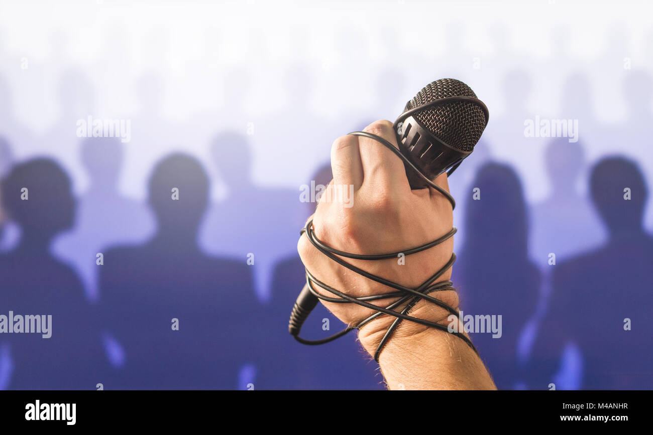 Stage Fright nel parlare in pubblico o di cattivo karaoke cantare dal vivo davanti alla folla di persone. Problema con la parola o il fallito talent show le prestazioni. Foto Stock