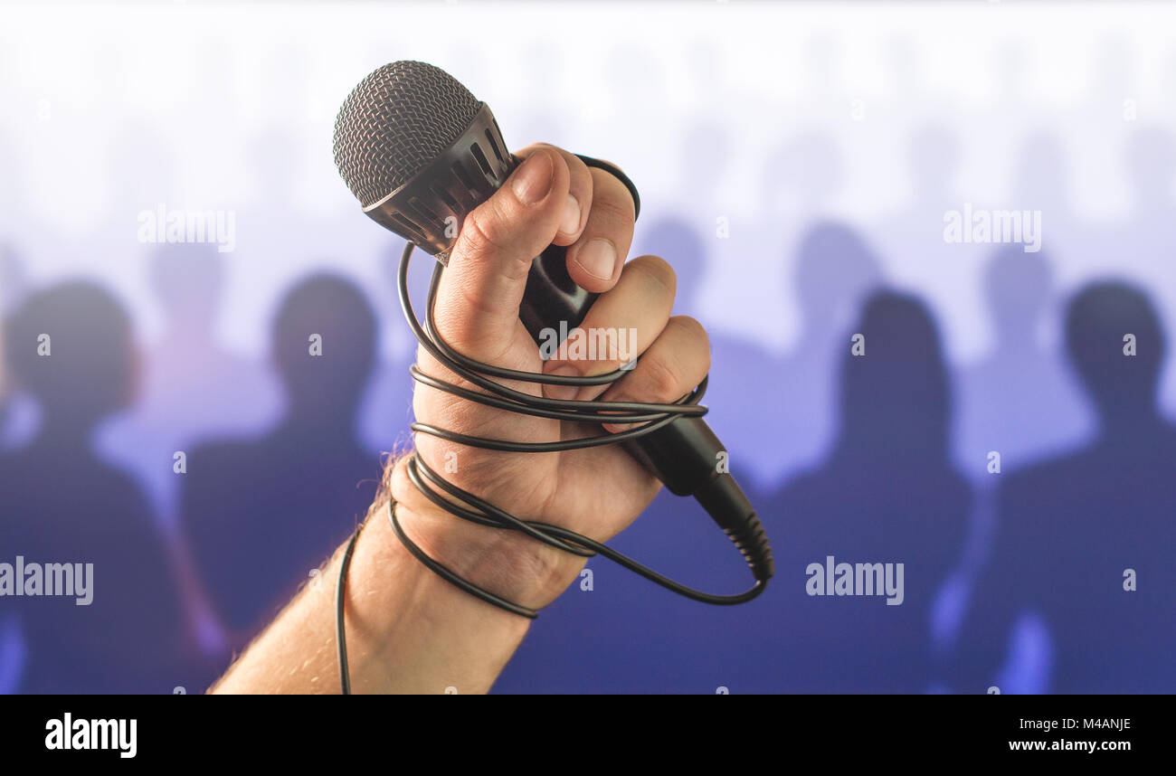 Stage Fright nel parlare in pubblico o di cattivo karaoke cantare dal vivo davanti alla folla di persone. Problema con la parola o il fallito talent show le prestazioni. Foto Stock