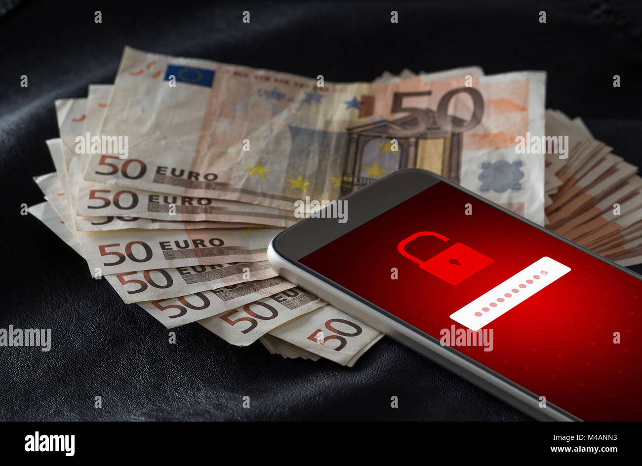 Hacked. Cyber security e mobile il concetto di hacking. Smartphone e un sacco di soldi e 50 euro bills. Criminali online login per informazioni personali. Foto Stock