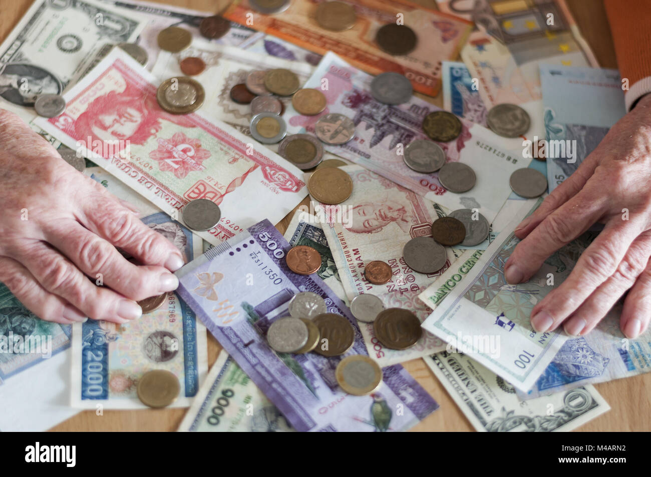Le banconote e le monete in euro Foto Stock