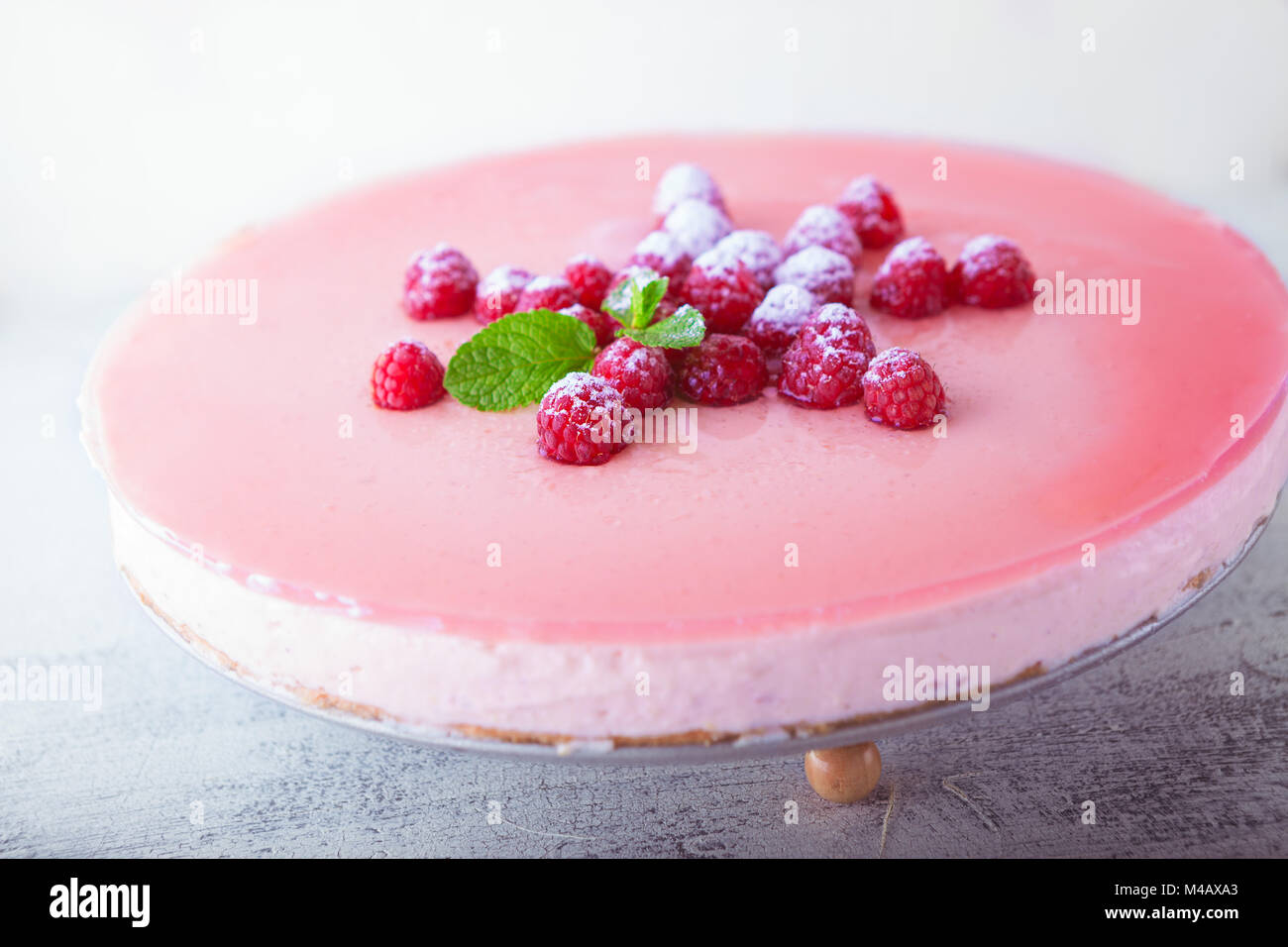 Lampone yogurt torta con frutti di bosco sulla parte superiore Foto Stock