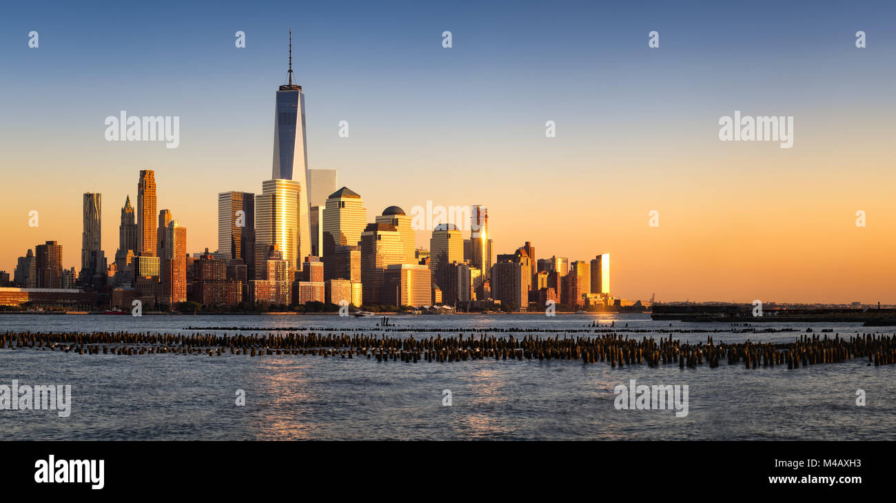 New York City Financial District skyline (Lower Manhattan) al tramonto attraverso il Fiume Hudson Foto Stock