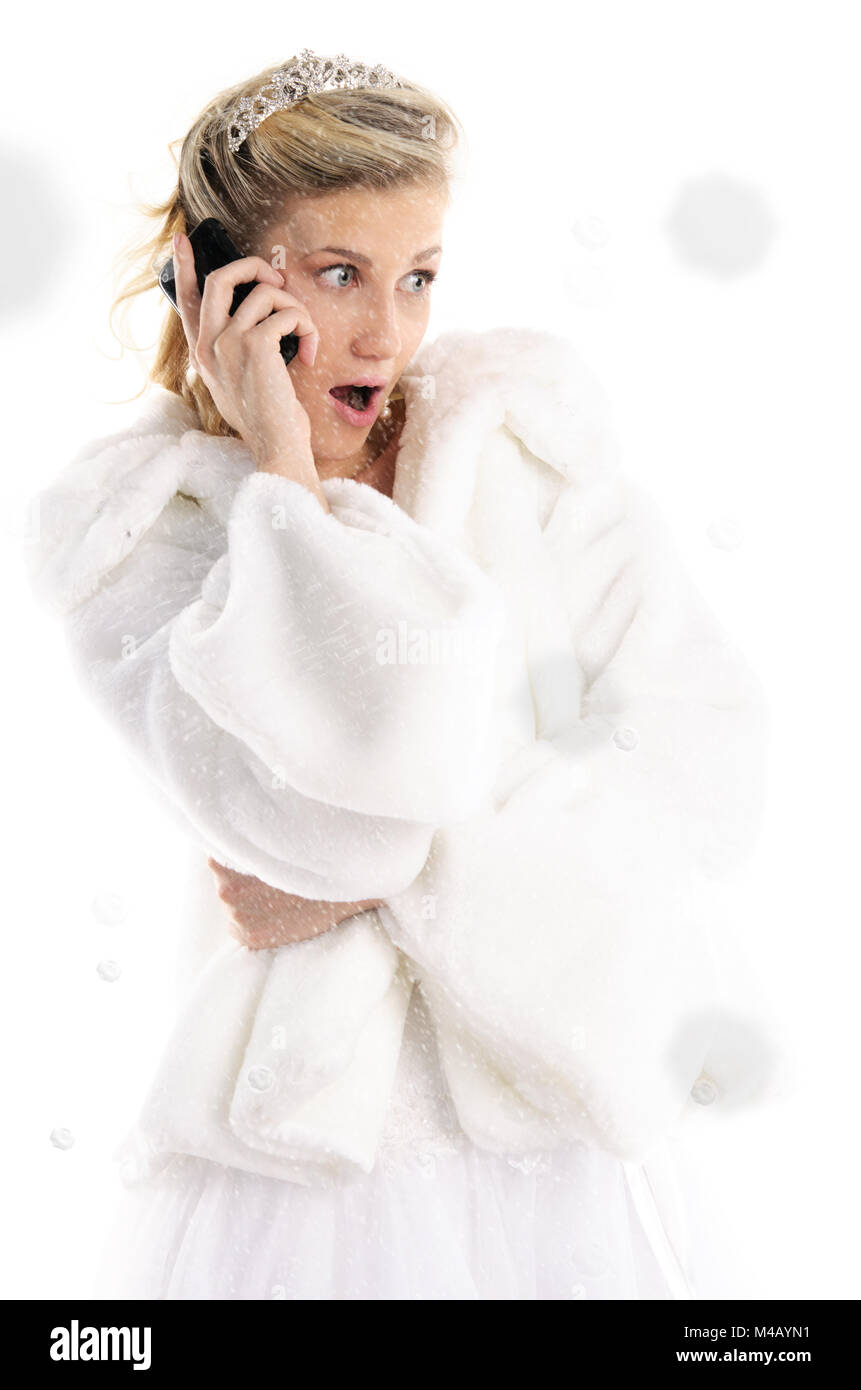 Sorpreso sposa con il telefono cellulare e la neve Foto Stock