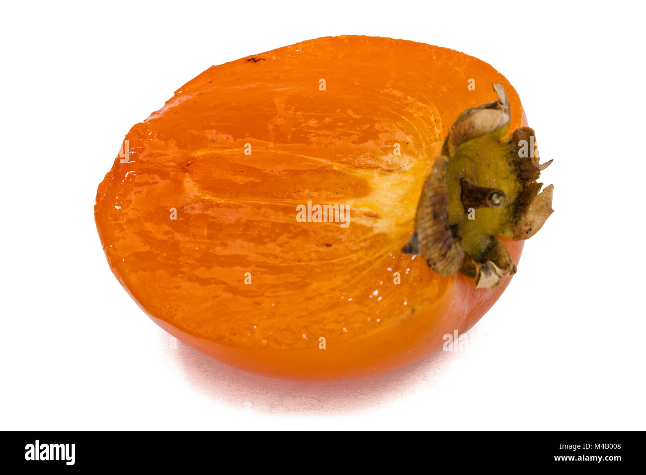 La metà della frutta persimmon, isolato su sfondo bianco Foto Stock