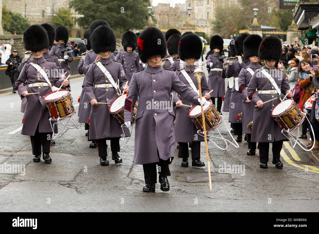 Army marching band di guardie Coldstream (con il musicista soldati - fusti / batteristi / pipers ) durante il cambio della guardia, il Castello di Windsor, Regno Unito. Foto Stock