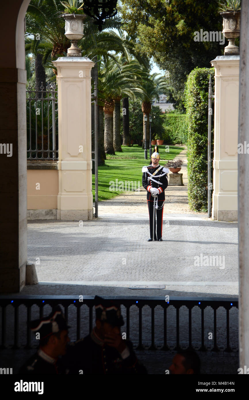 Il Corazzieri appartengono all'Arma dei Carabinieri. Si tratta di una divisione dell'esercito che opera al Quirinale dove il presidente della Repubblica Italiana resi Foto Stock