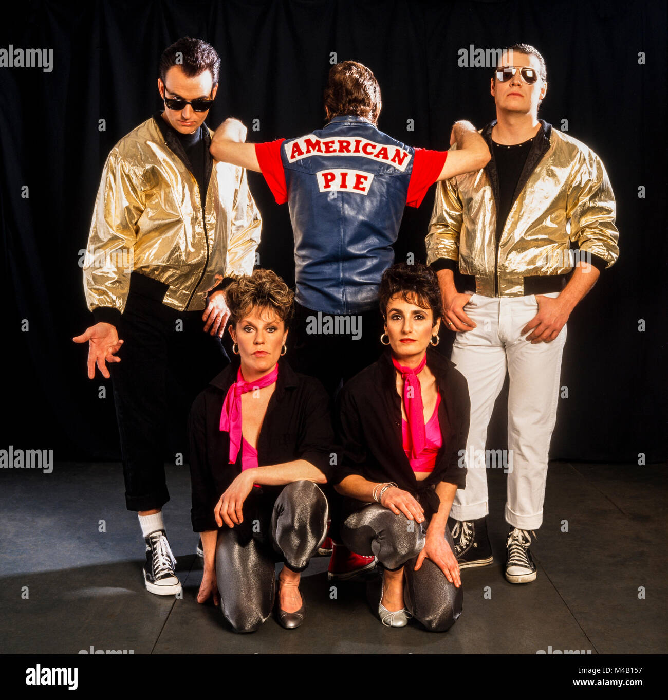 American Pie rock and roll show membri del cast, Mal grigio, al centro della schiena, Steve Murray, posteriore destra, Julia Rosa, anteriore destra, fotografata nel 1992, LONDRA, REGNO UNITO Foto Stock