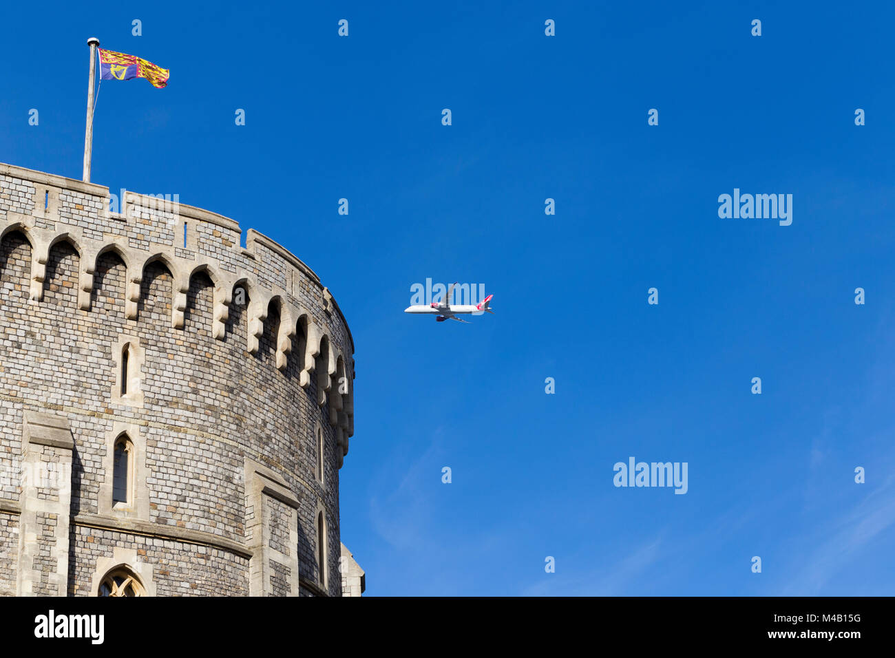 Aerei / aeroplano / aereo / volo dall aeroporto di Heathrow sulla torre rotonda del Castello di Windsor, arrampicata dopo il decollo, & Royal bandiera Standard Foto Stock