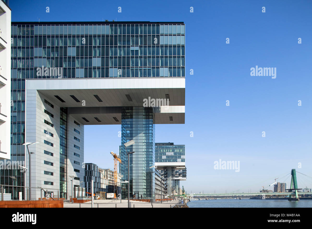 Progetto di sviluppo urbano nel vecchio porto industriale "Rheinauhafen' presso il fiume Reno a Colonia, Germania Foto Stock